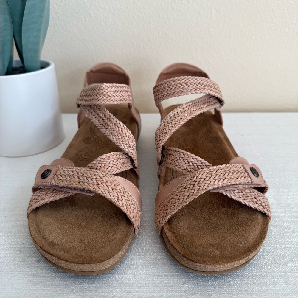 New Taos Footwear Blush Leather Braid Strap Wedge Sandals - Picture 5 of 13